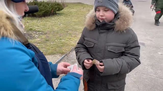 - Тетенька, покажите российскую денежку. … ммм. Красивое. смотреть онлайн