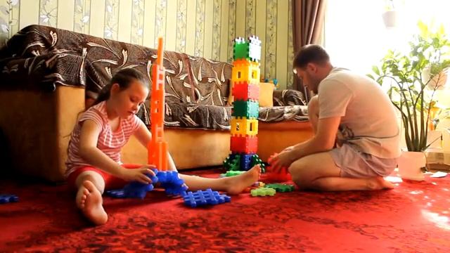 Как построить высокую Башню из конструктора. Игры с конструктором. Видео смотреть онлайн