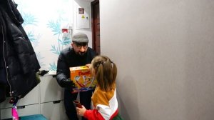 Амелька нашла Сумку на улице! Как она поступит: вернёт хозяину или оставит себе? Амелька Карамелька