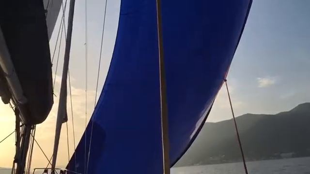 Генакер / Спинакер поддерживание нужного угла атаки к ветру (простой способ, слабый ветер) смотреть онлайн