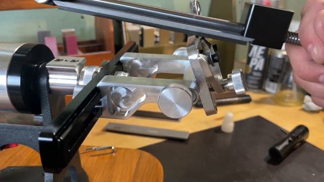 Заточка парикмахерских ножниц на Профиле, работаем на малом универсальном столике смотреть онлайн