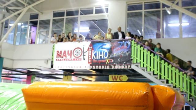 Прижки на надувному батуті смотреть онлайн