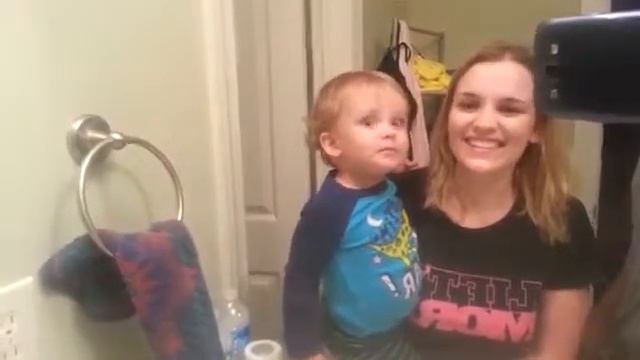 Малыш смеется над своим взглядом смотреть онлайн