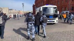 москва ОМОН задерживает протестующих. настоящие Украинцы .мы вас освободим 🇺🇦