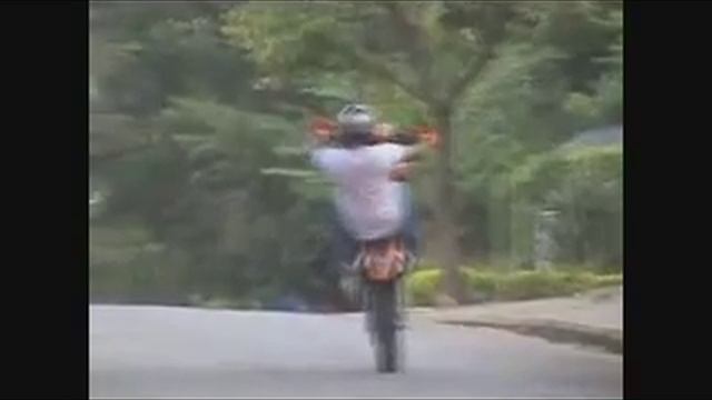 На мотоцикле через лежачего полицейского смотреть онлайн