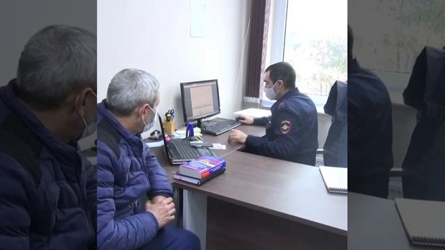 С двумя телефонами в руках: В Сочи ГИБДД задержало грубо нарушившего правила водителя автобуса смотреть онлайн