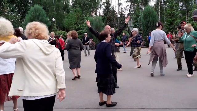 ХАЙ ГУЛЯЄ ВСЕ СЕЛО!??/ВЕСЁЛЫЕ ТАНЦЫ В ПАРКЕ ГОРЬКОГО ХАРЬКОВ МАЙ 2021 смотреть онлайн