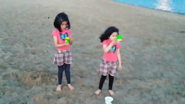 Blowing Bubbles on the Beach - Full Moon Kids Beach Playing смотреть онлайн
