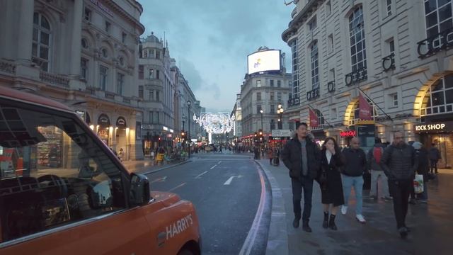 London, England ??????? West End Dusk Walk After Rain - UK Walking Tour In 4K