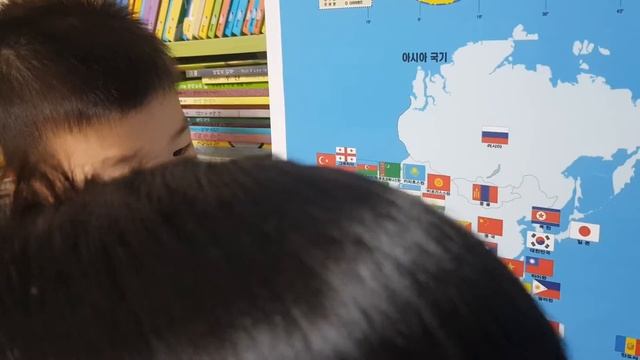 Изучаем карту мира. Воспитание и обучение детей в Корее. Дети 4года и 6лет 육아 5세아이 7세아이 세계지도공부하기 смотреть онлайн