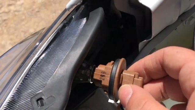 ✅Como Cambiar Bombilla LUZ DIURNA DACIA Dokker смотреть онлайн