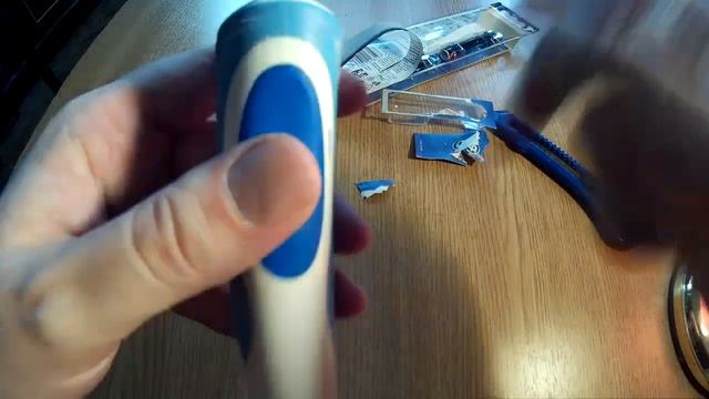 Replacing an ORAL B Vitality Electric Toothbrush Head, Cross action Black Edition смотреть онлайн