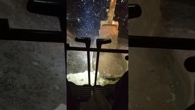 Погрузка вскрыши экскаватором с полки