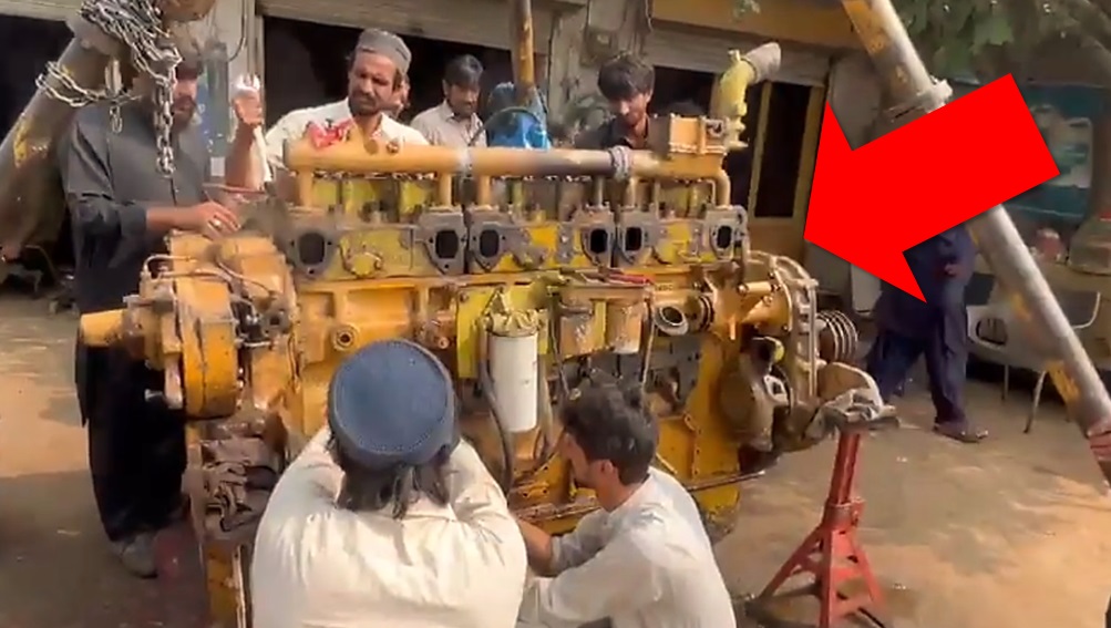 Запуск дизельного двигателя от 26-тонного бульдозера смотреть онлайн