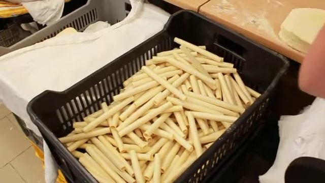 Tradiční ruční stáčení hořických trubiček. смотреть онлайн