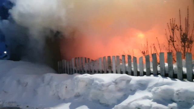 Боевая работа пожарных. Выезд на пожар р.п.Шаранга ул.Ленина. 24.02.2024г. смотреть онлайн