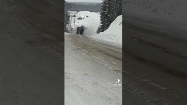 МАЗ лесовоз не вышел в подъём. смотреть онлайн