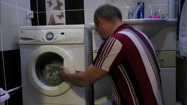 Не открывается стиральная машинка. Как быть? смотреть онлайн