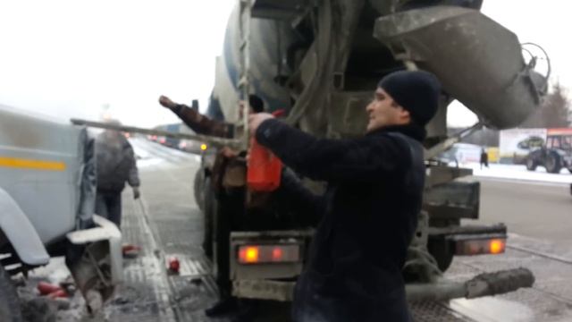 В Екатеринбурге горит цистерна с пропаном смотреть онлайн