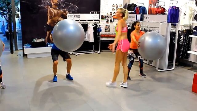 Reebok Тренировка на фитболе смотреть онлайн