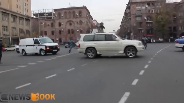 Ոստիկանները ծեծելով բերման են ենթարկում 