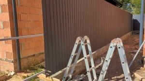 Монтаж забора из профнастила. ровные стыки без заклёпок