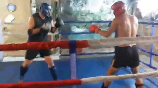 Я спаррингуюсь. 100кг паренек смотреть онлайн