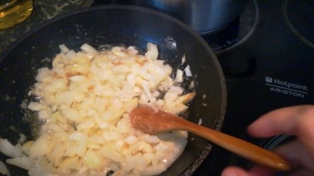 Суп с крапивой, помидоры, запеченные с сыром, жареный лук, лето 2021, кошки