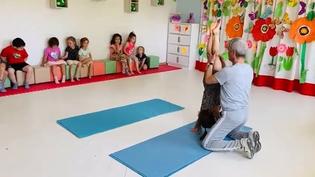 Занятие гимнастикой. Мостик из стойки на руках смотреть онлайн