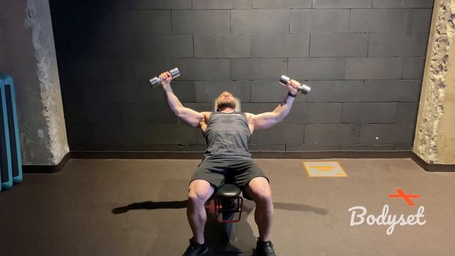 Разведение рук лежа с гантелями на наклонной скамье смотреть онлайн