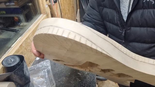 Carving a Strat style body in a small workshop, with hand tools. смотреть онлайн