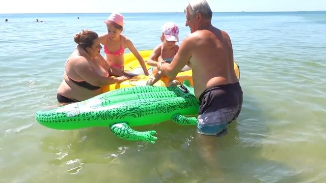 VLOG Алиса упала в воду с головой смотреть онлайн