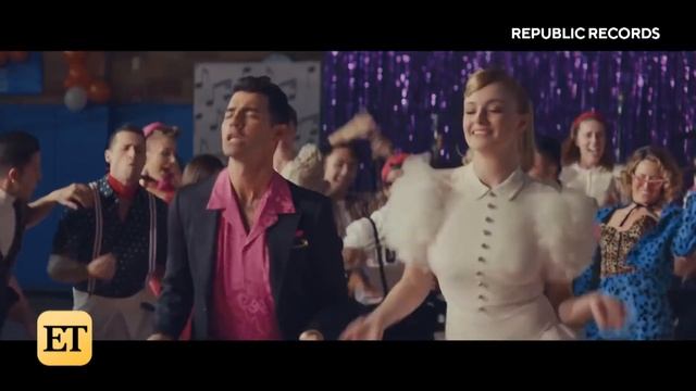 Sophie Turner Is a MOM! 'GoT' Star Welcomes First Child With Joe Jonas смотреть онлайн