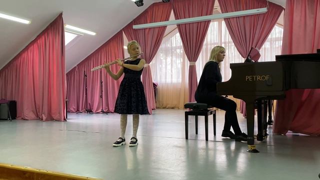 Олечка Сафронова - девочка с флейтой! «Калина красная» Flute / Флейта смотреть онлайн