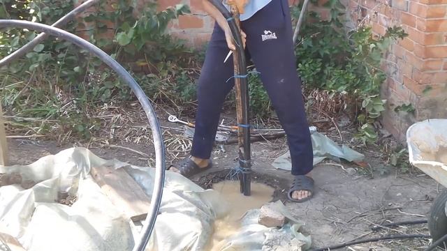 БУРЕНИЕ СКВАЖИНЫ СВОИМИ РУКАМИ! ОДИН ЧЕЛОВЕК! ИЗГОТОВЛЕНИЕ БУРА! Отверстие под любой насос! смотреть онлайн