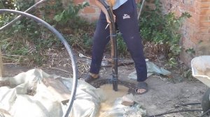 БУРЕНИЕ СКВАЖИНЫ СВОИМИ РУКАМИ! ОДИН ЧЕЛОВЕК! ИЗГОТОВЛЕНИЕ БУРА!  Отверстие под любой насос!