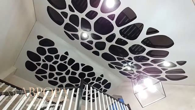 Резной натяжной потолок Apply в мансарде. смотреть онлайн