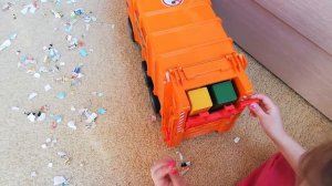 Мусоровоз. Игрушка. Полина играет в мусорную машину. Видео для детей