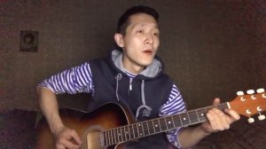 Дочка с папой говорит у портрета стоя