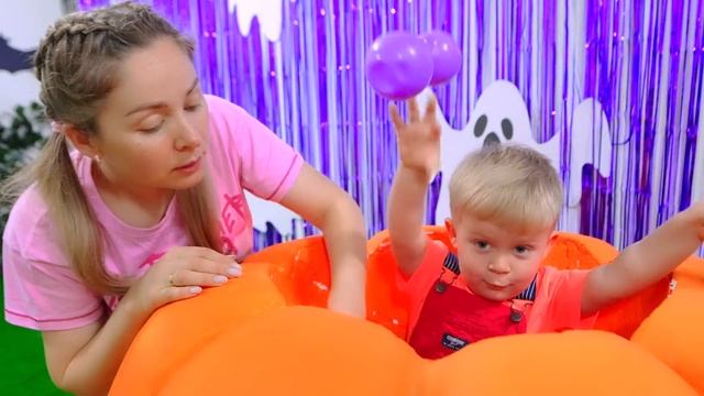 Halloween is Coming: Oliver and Mom Trick or Treat Preparations смотреть онлайн