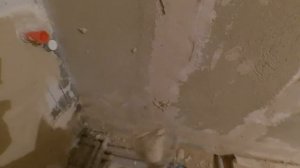 Заделка штроб с трубами в ванной гипсовой штукатуркой. шп-старт кнауф.