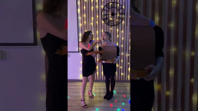 Пообещали, что не едим много в этот вечер. Когда привезли еду: смотреть онлайн