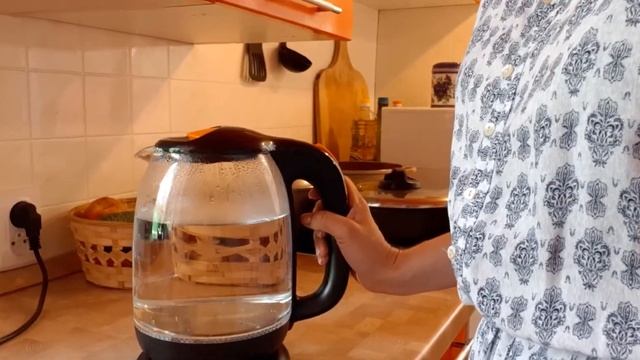 Любимый чайник KITFORT КТ-625-3 под цвет оранжевой кухни смотреть онлайн