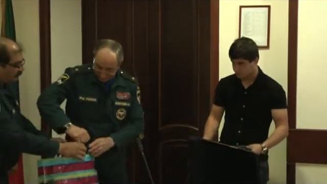 Азамату Идикову объявил благодарность и вручил памятные подарки за спасение ребенка при пожаре смотреть онлайн