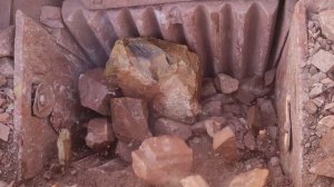 Строительство, дробим красный камень на щебёнь