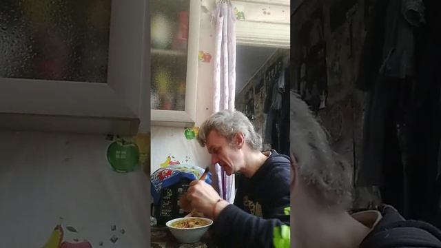 суп с макаронами мама налила мама молодец #суп #макароны #обжор #мукбанг #панк