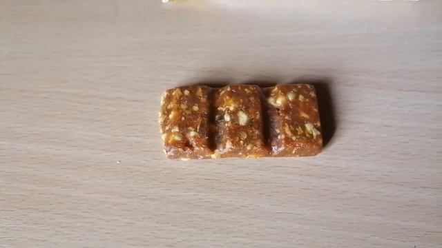 Пробую на вкус финиковый батончик