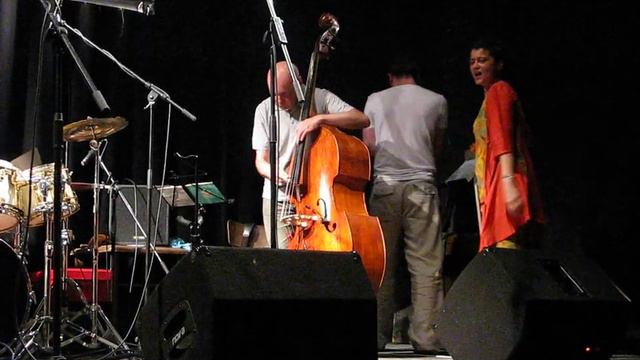 Iva Bittová a Čikori na Jazz Černošice 27.5. 2012 (5.část) смотреть онлайн