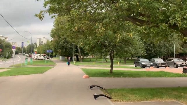 Прогулка рядом с Универмагом Белград на Домодедовской улице, г. Москва, 13.08.2023 смотреть онлайн