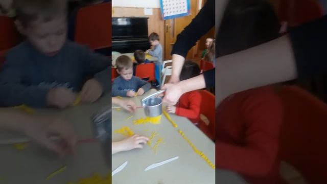 Дети лепят из соленого теста.